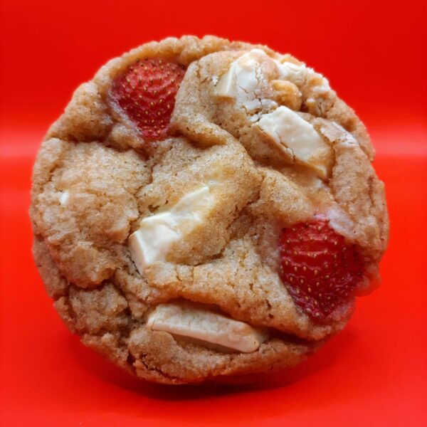 Vanilla cookie with white chocolate chunks, shortbread pieces and fresh strawberries