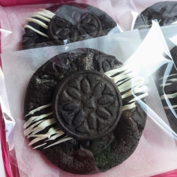 Black chocolate cookies & cream